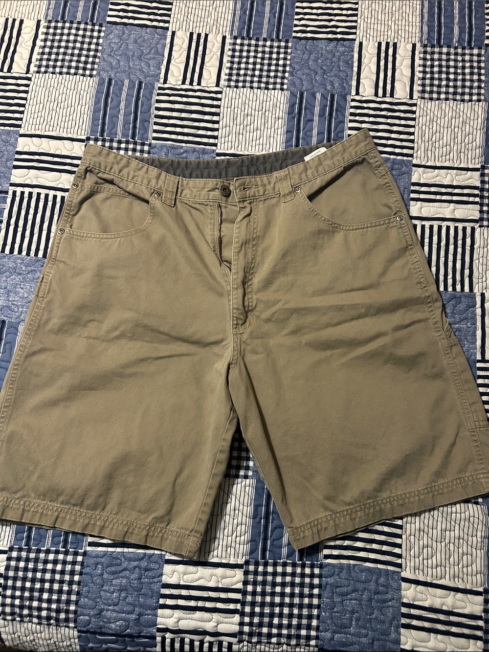 Wrangler Men's Olive Green Flat Front Shorts